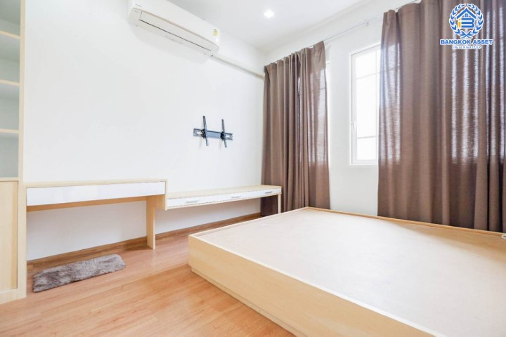 *****ทาวน์เฮ้าส์มือสองย่านกรุงเทพมหานคร ม.โกลเด้นทาวน์2 ลาดพร้าว-เกษตรนวมินทร์ หลังมุม! เนื้อที่กว้างขวางถึง 36 ตร.ว. ฟังก์ชันจัดเต็ม 4 ห้องนอน 3 ห้องน้ำ 2 ที่จอดรถ บ้านใหม่ บิวท์อินพร้อมอยู่ บนทำเลแห่งการเดินทาง ใกล้รถไฟฟ้าในอนาคตสายสีเหลือง "สถานีบางกะปิ" และทางด่วน "รามอินทรา-อาจณรงค์"